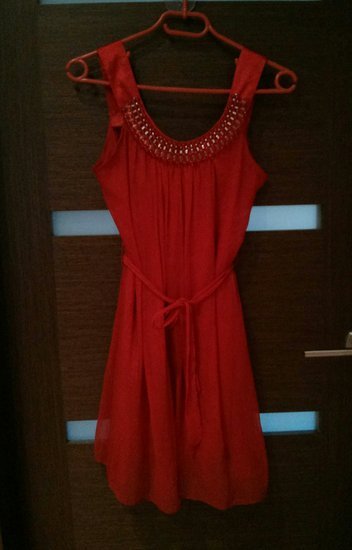Raudona vakarinė suknelė
