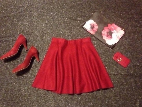 Raudonas klostuotas trumpas sijonas
