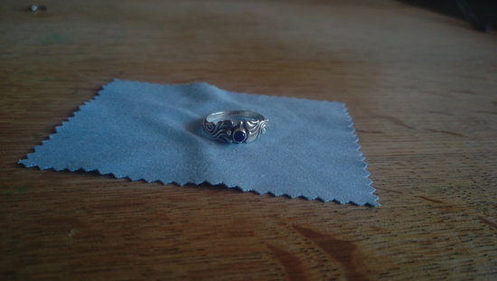 mielas sidabrinis žiedas su mėlyna akute