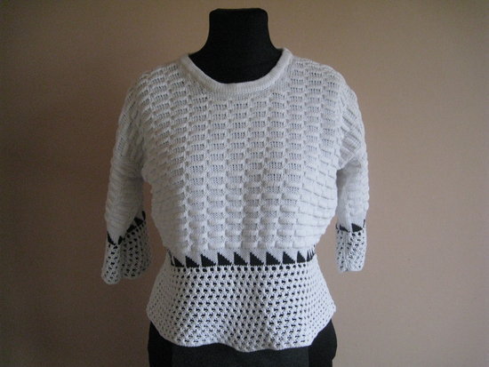 Next baltas stilingas megztinis.