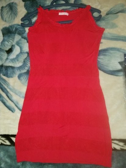 Trumpa raudona suknelė