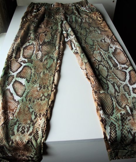 Zara kelnes gyvatės rašto imitacija su kniedėmis