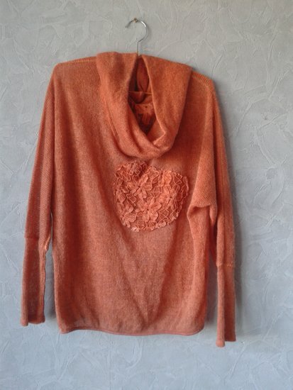Oranzinis vilnonis megztinis su neriniais