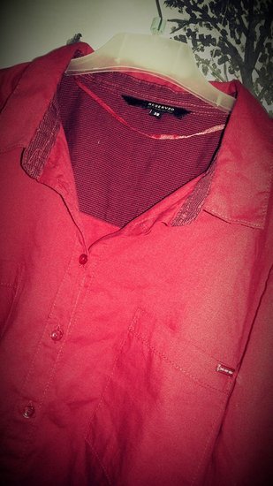 Stilingi raudoni marškiniai