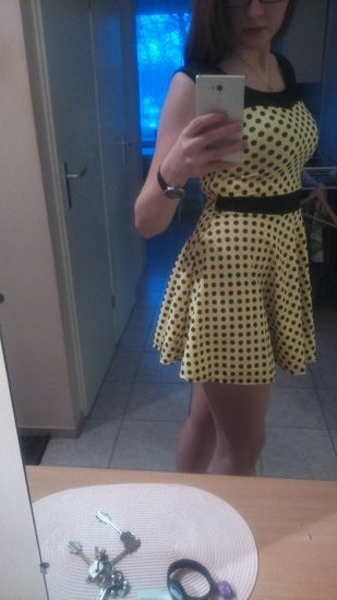 Ryški geltona suknelė