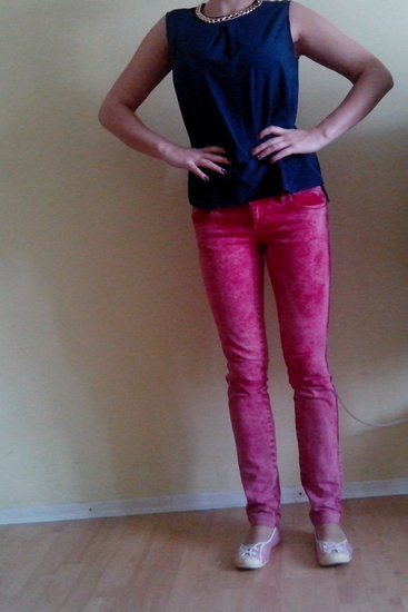 Rožiniai siauri džinsai