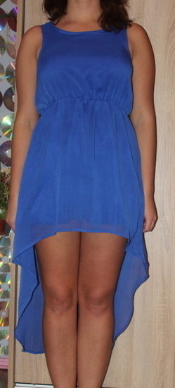 mėlyna į galą ilgėjanti suknelė