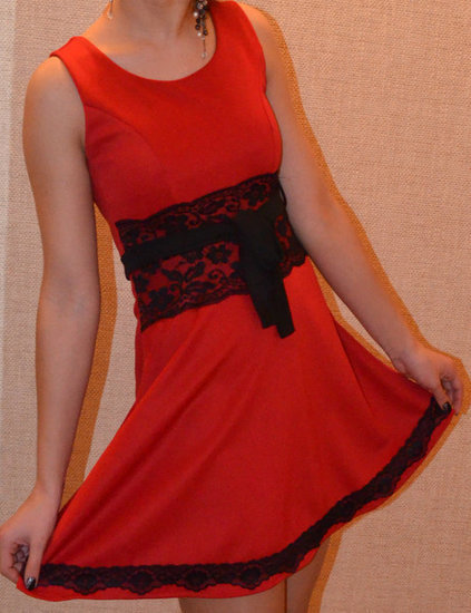Raudona puosni suknele