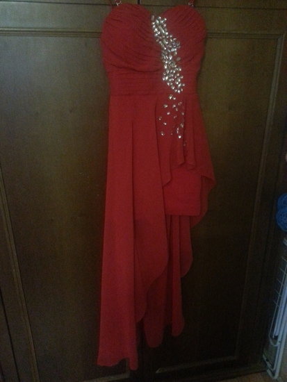 Raudona, asimetriško kirpimo suknele