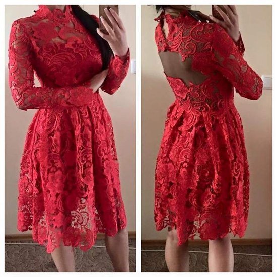 Raudona nuostabi suknelė