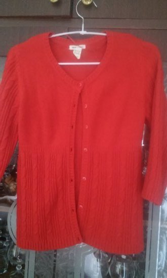 Raudonas megztinukas trijų ketvirčių rankovėmis