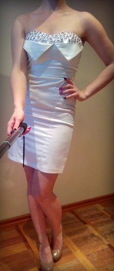 Balta aksominė suknutė