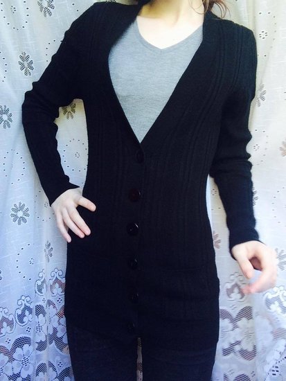 Juodas ilgas užsegamas megztinis