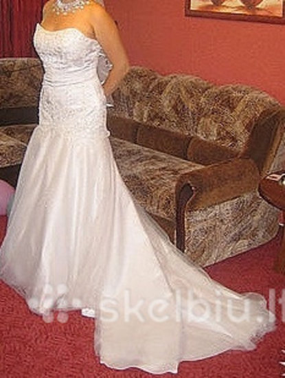 Undinėlės formos vestuvinė suknelė