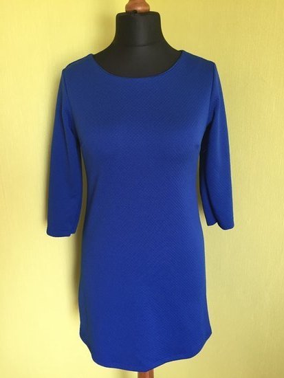 Šiltesnio audinio ryškiai mėlyna suknelė
