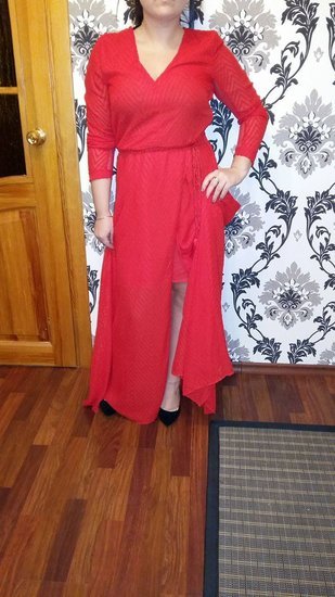 raudonos spalvos suknele