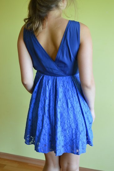 Mėlyna suknelė, su gipiūro sijonu, kirpta nugara