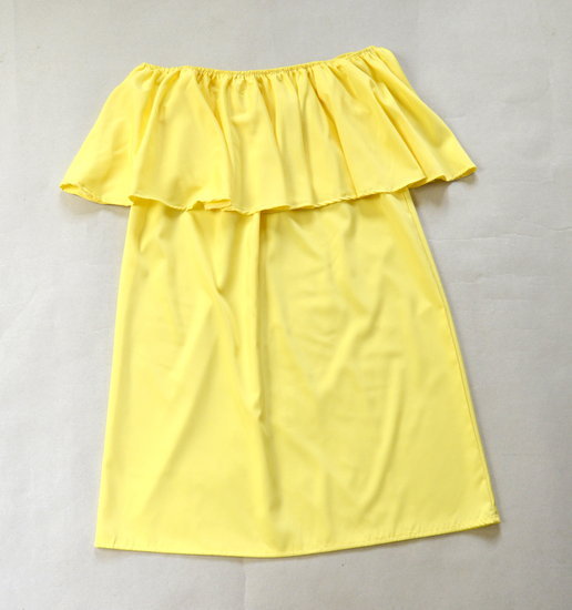 Geltona suknelė atvirais pečiais