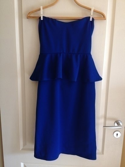 mėlyna pečius apnuoginanti peplum suknelė