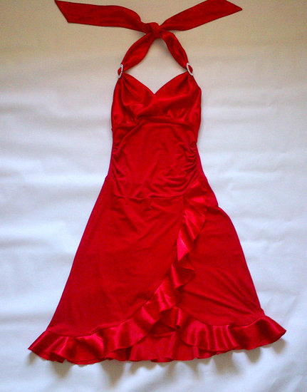 Raudona puošni suknelė