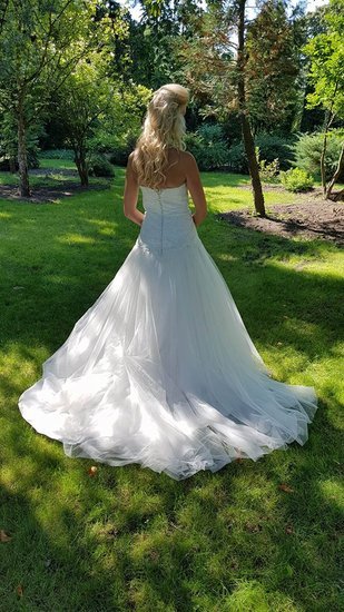Elegantiška vestuvinė suknelė