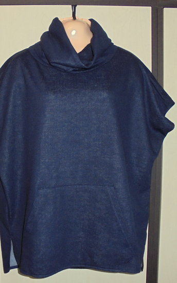 Tamsiai mėlynas džemperis