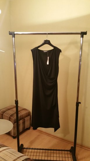 juoda kokteilinė suknelė