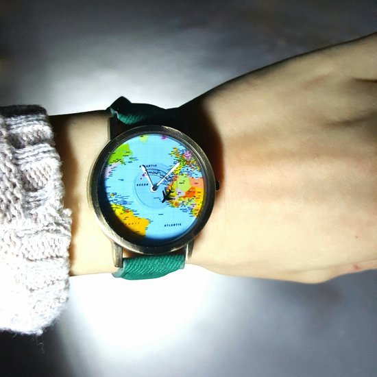 Ryškių spalvų geografinis laikrodis