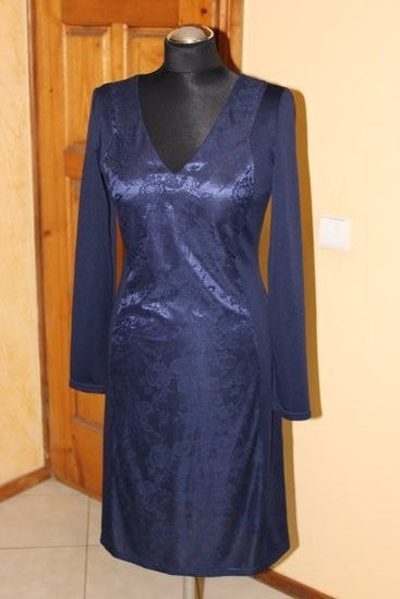 Mėlyna proginė suknelė su iškirpte