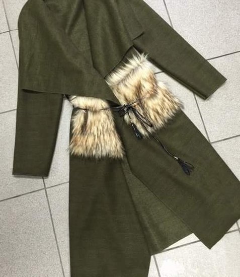 Pavasarinis paltukas su kailinėmis kišenėmis