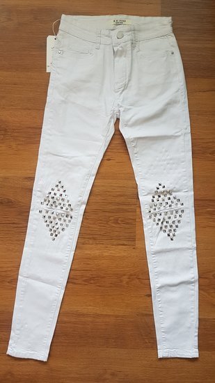 Balti madingi džinsai su kniedėmis plėšyti keliai