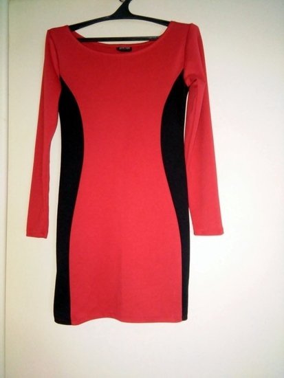 Raudona su juodais suknelė S dydis, elastinga