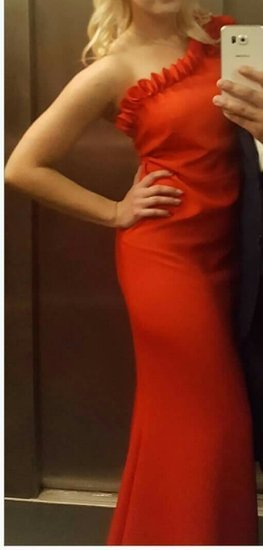 Labai puosni raudona suknele! 