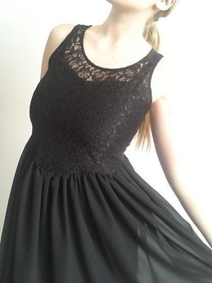 Elegantiška nėriniuota juoda suknelė