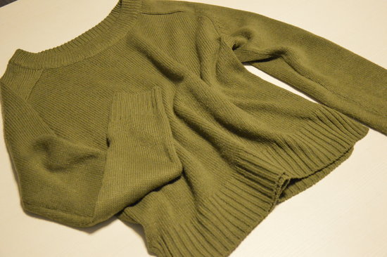 Chaki spalvos megztinukas