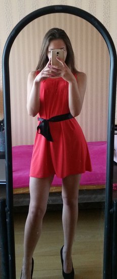 Trumpa raudona suknelė