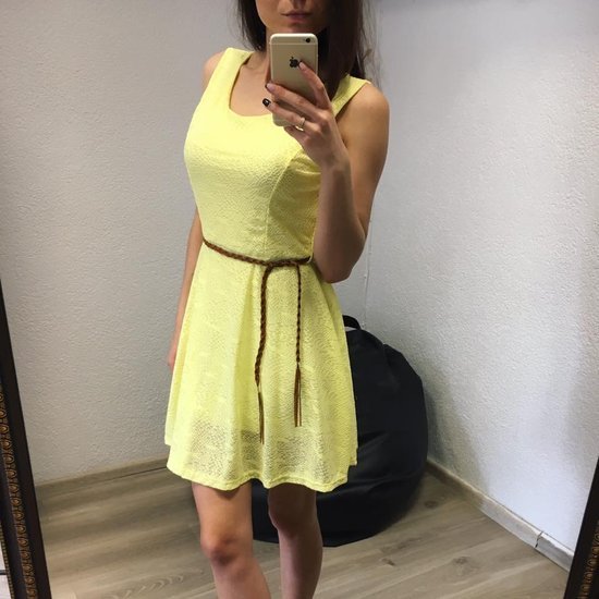 Geltona suknele su dirzeliu