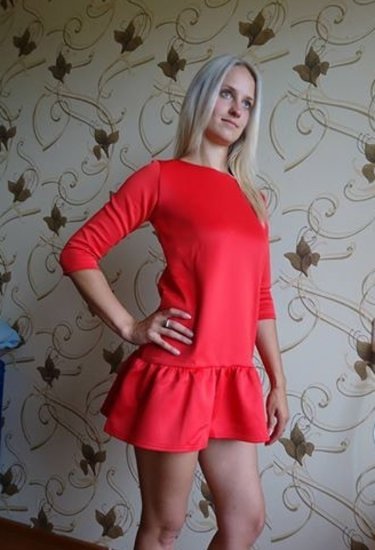raudona nauja suknele