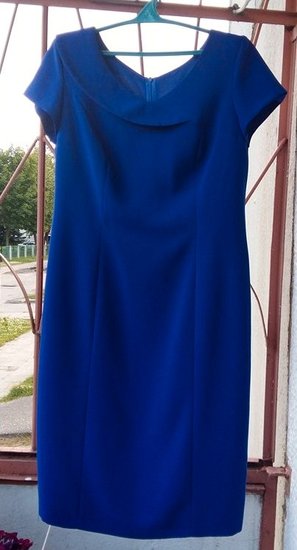 ryškiai mėlyna (karališka spalva) suknelė