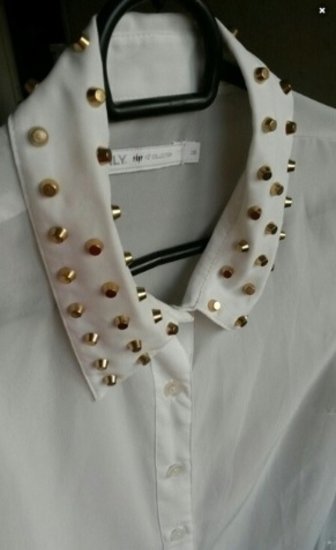 Balti marškiniai su auksinėmis kniedėmis