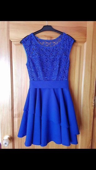 mėlyna puošni suknele