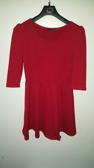 Raudona žavi suknelė