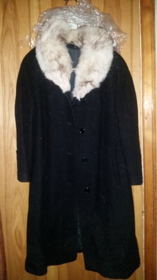 Vintažinis vilnos paltas su kailine apykakle
