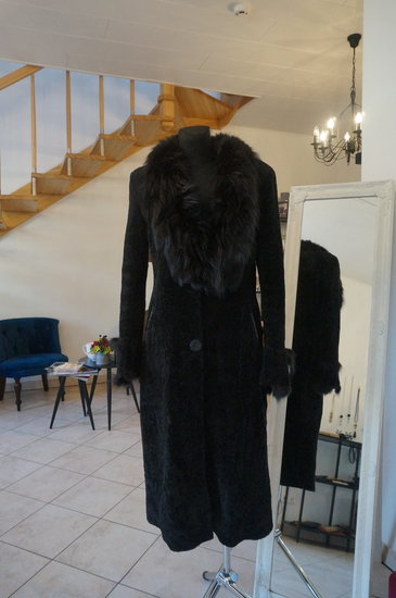 Juodo mutono ilgas paltas S/ M dydziui.