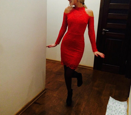 Sodri raudona suknelė