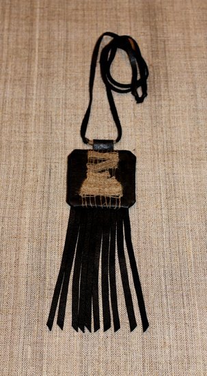 Odinis kaklo papuošalas su mini gobelenu