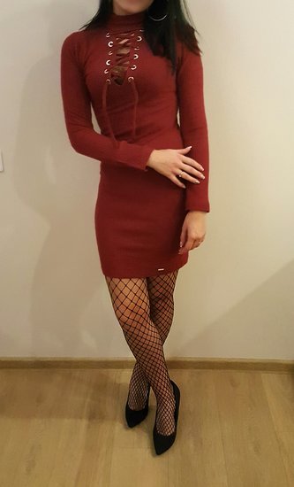 Raudona suknele su raistukais