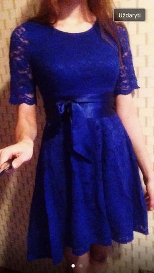 Mėlyna gipiūrinė suknelė