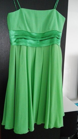 Šviesiai žalios spalvos proginė suknelė