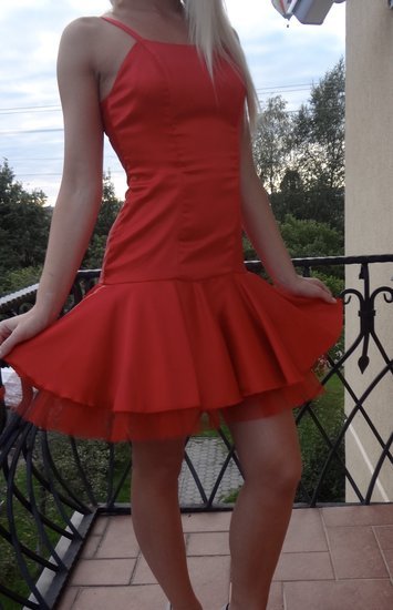 Raudona proginė suknelė